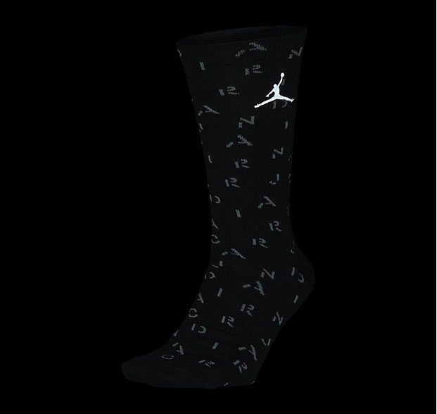 air-jordan-5-black-metallic-socks-3