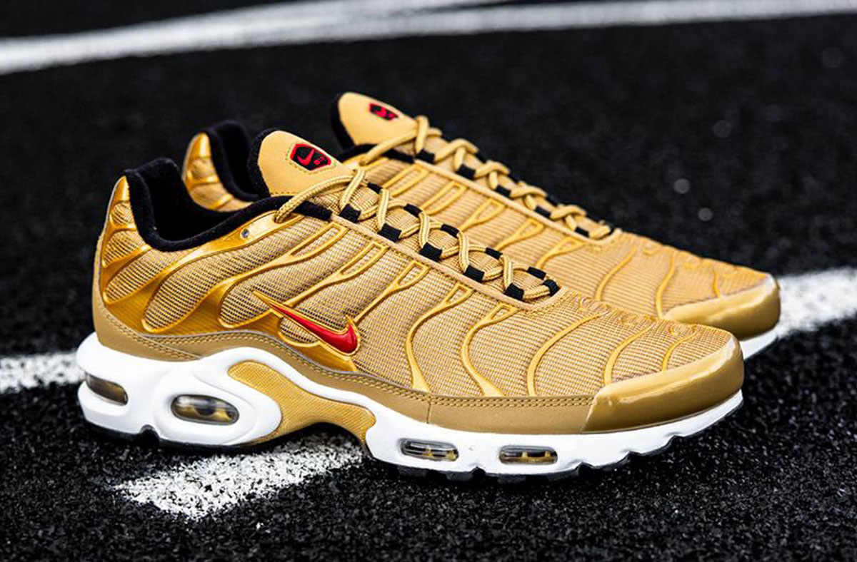 nike-air-max-plus-gold-bullet-clothing-match