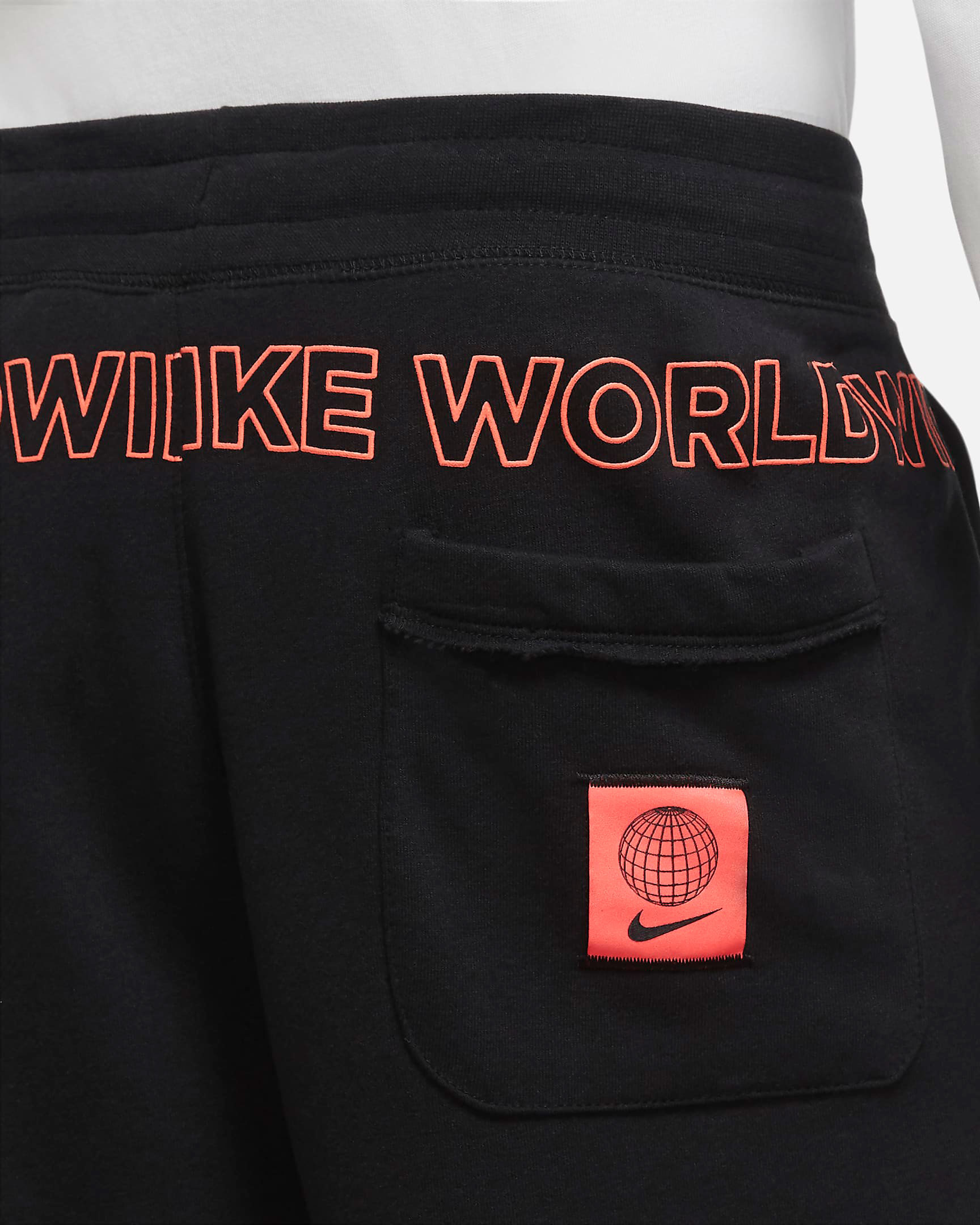 nike-sportswear-worldwide-alumni-shorts-black-green-5