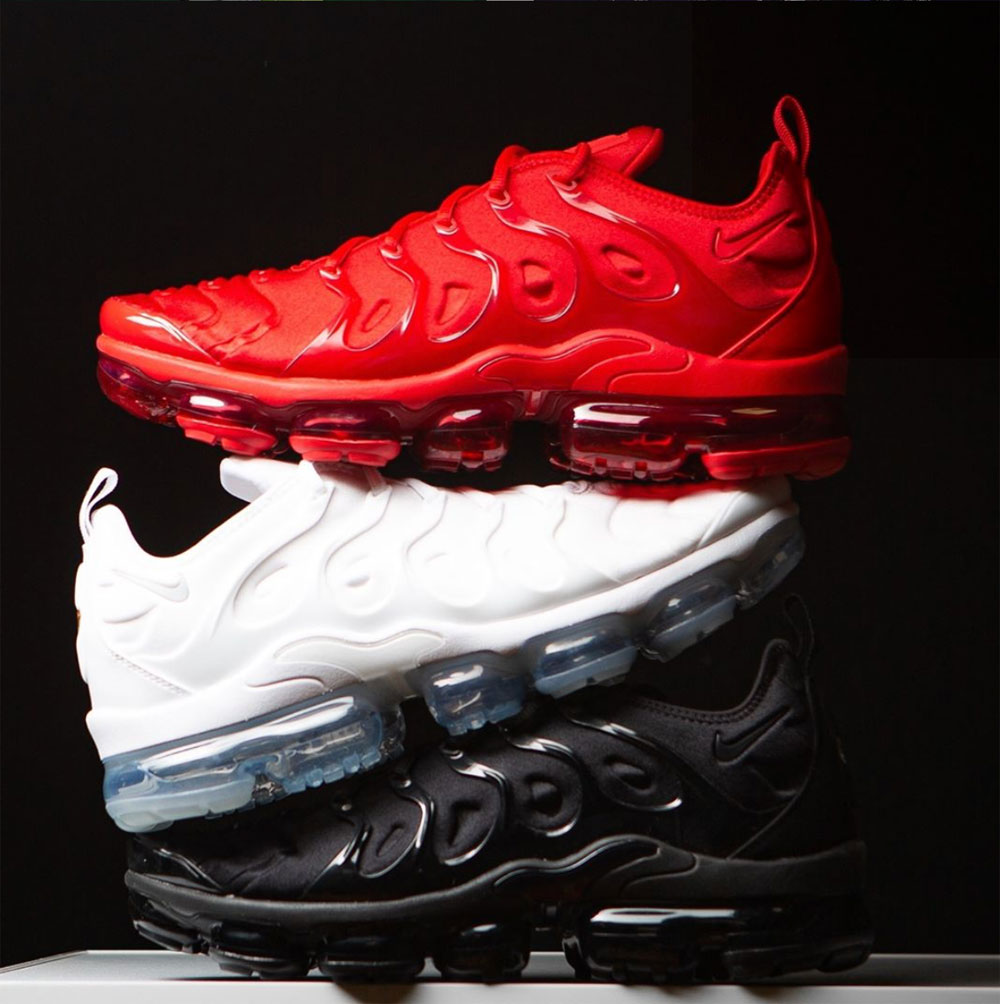 red vapormax plus outfit
