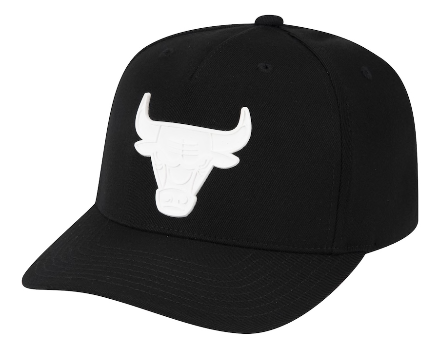 chicago-bulls-mitchell-ness-casper-black-white-snapback-hat