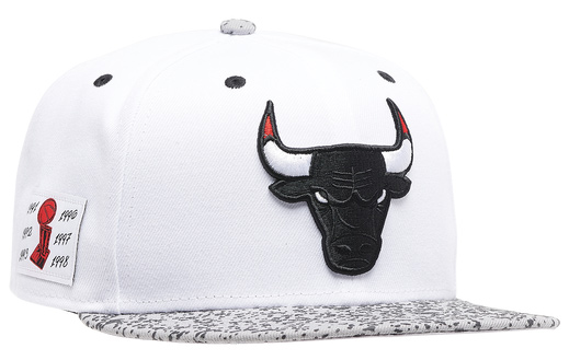 air-jordan-4-white-oreo-bulls-hat-3