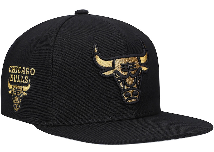 chicago-bulls-mitchell-and-ness-metallic-gold-snapback-hat