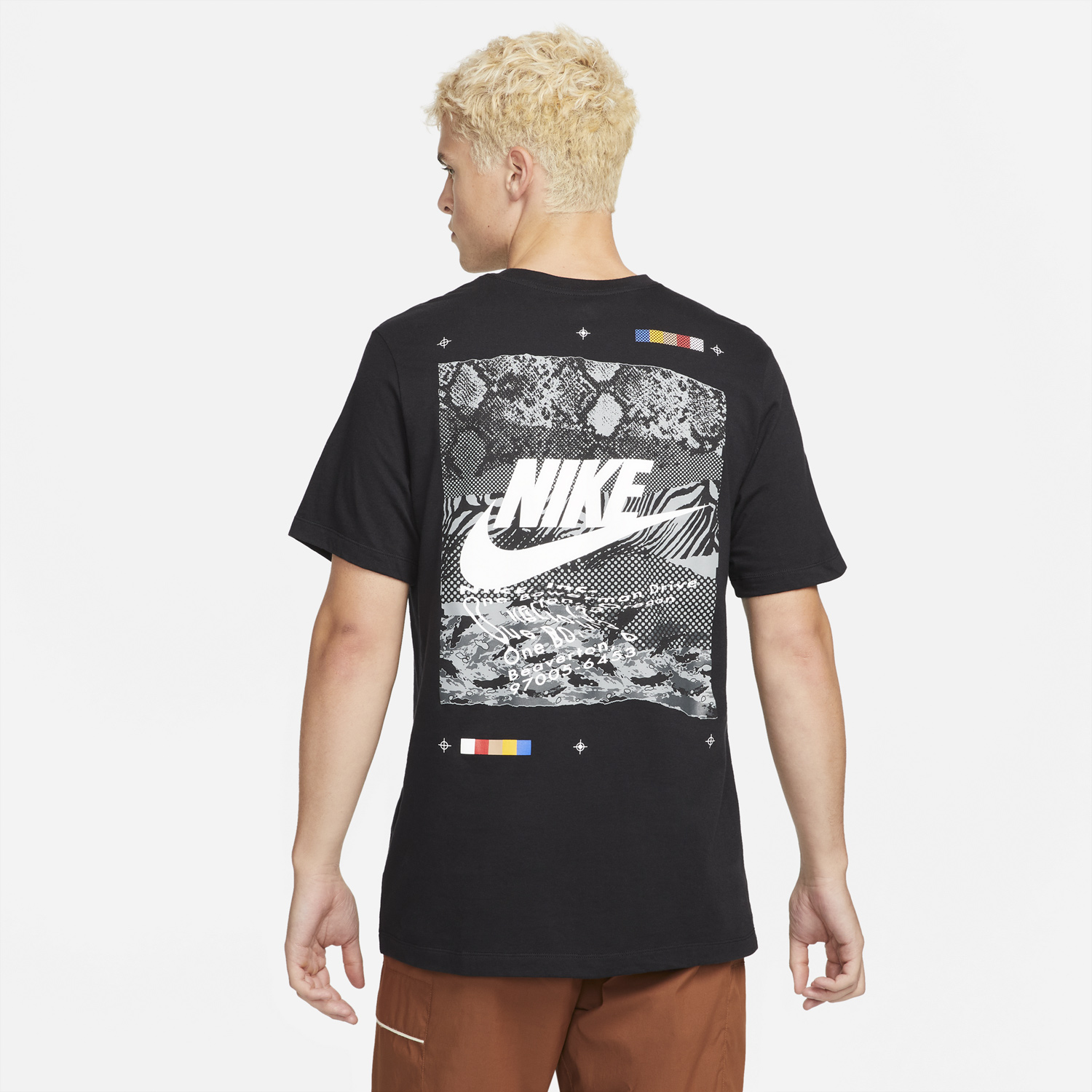 nike-alter-and-reveal-t-shirt-black-2