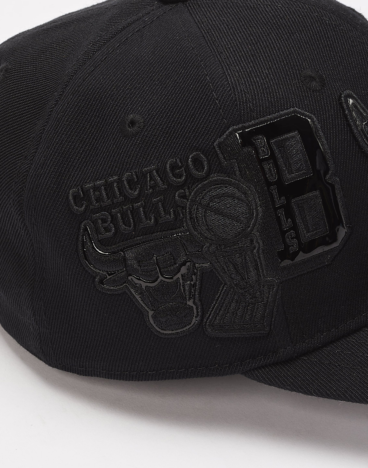 Chicago-Bulls-Pro-Standard-All-Black-Hat-3