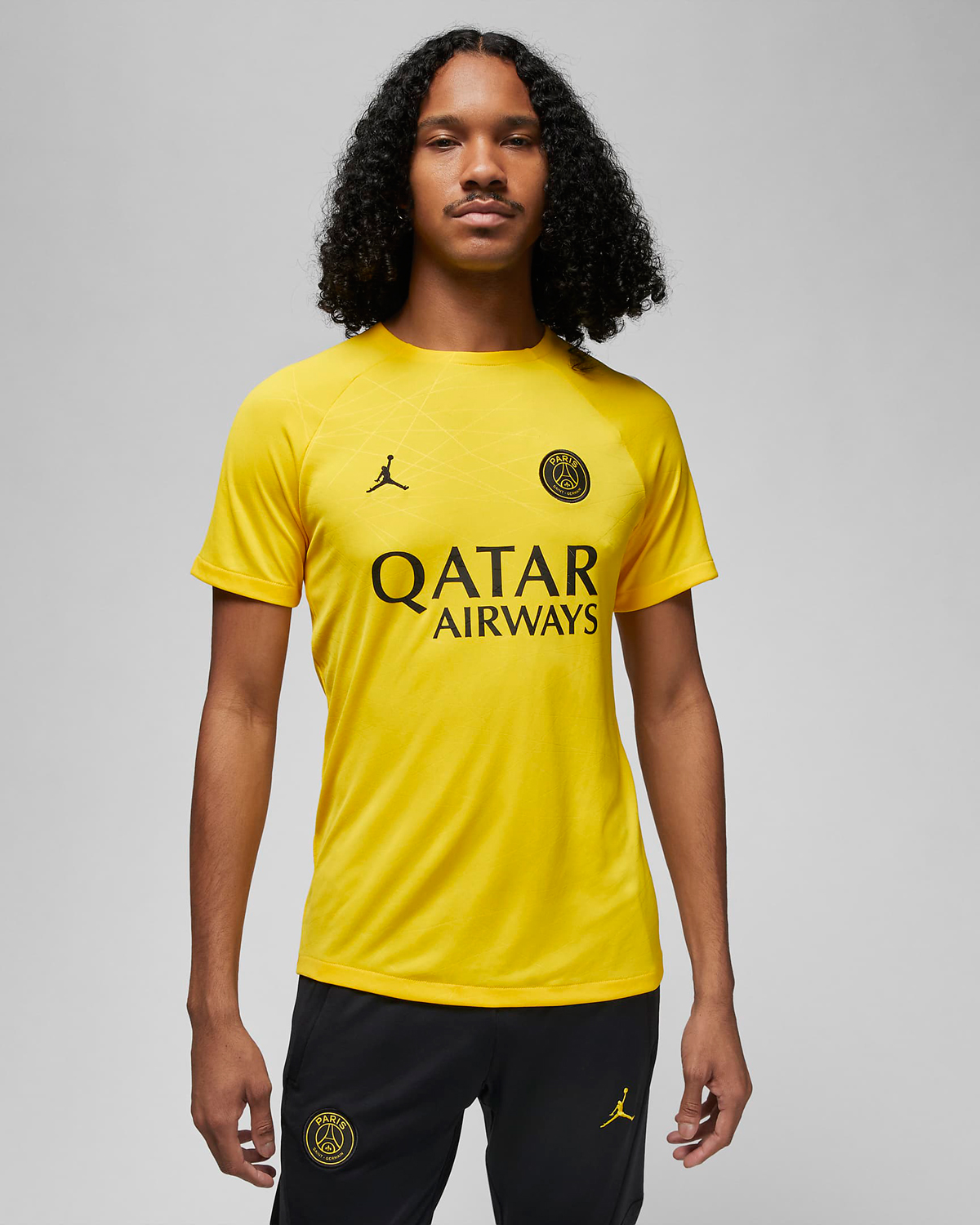 Air-Jordan-4-Thunder-PSG-Yellow-Black-Soccer-Shirt