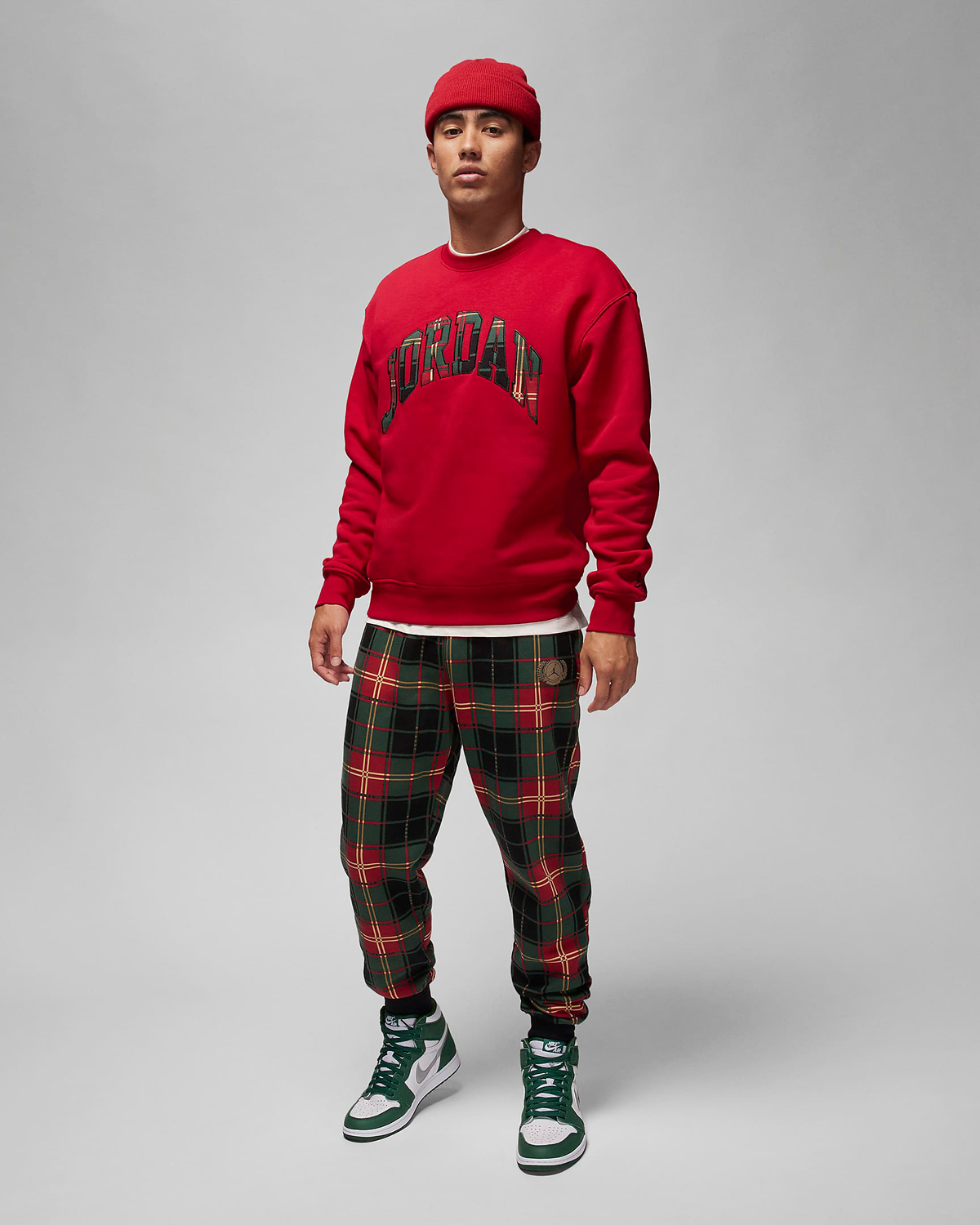 Jordan-Essential-Holiday-2023-Fleece-Crew-Sweatshirt-Gym-Red-Sneaker-Outfit