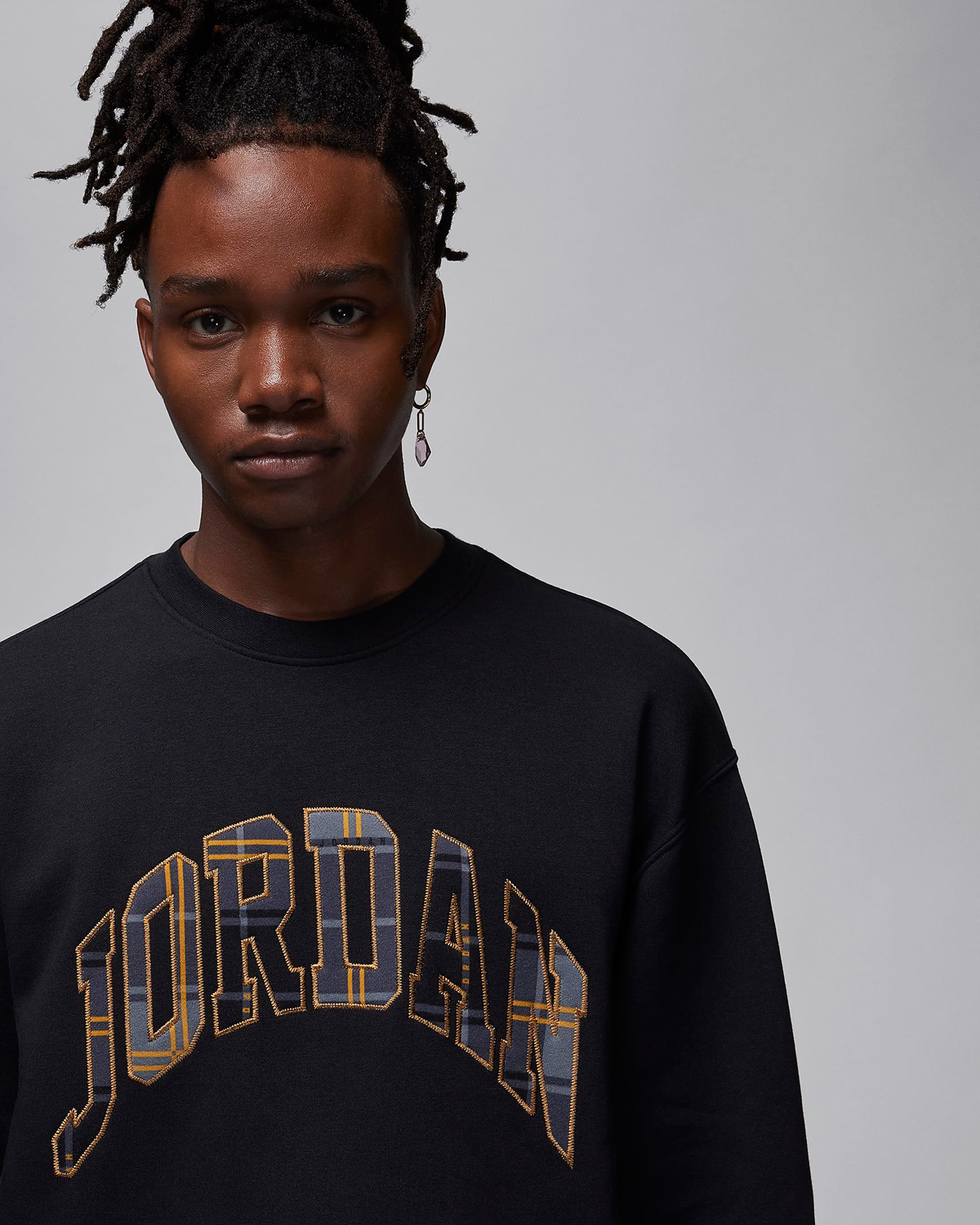 Jordan-Essentials-Holiday-2023-Sweatshirt-Black-Gold-2