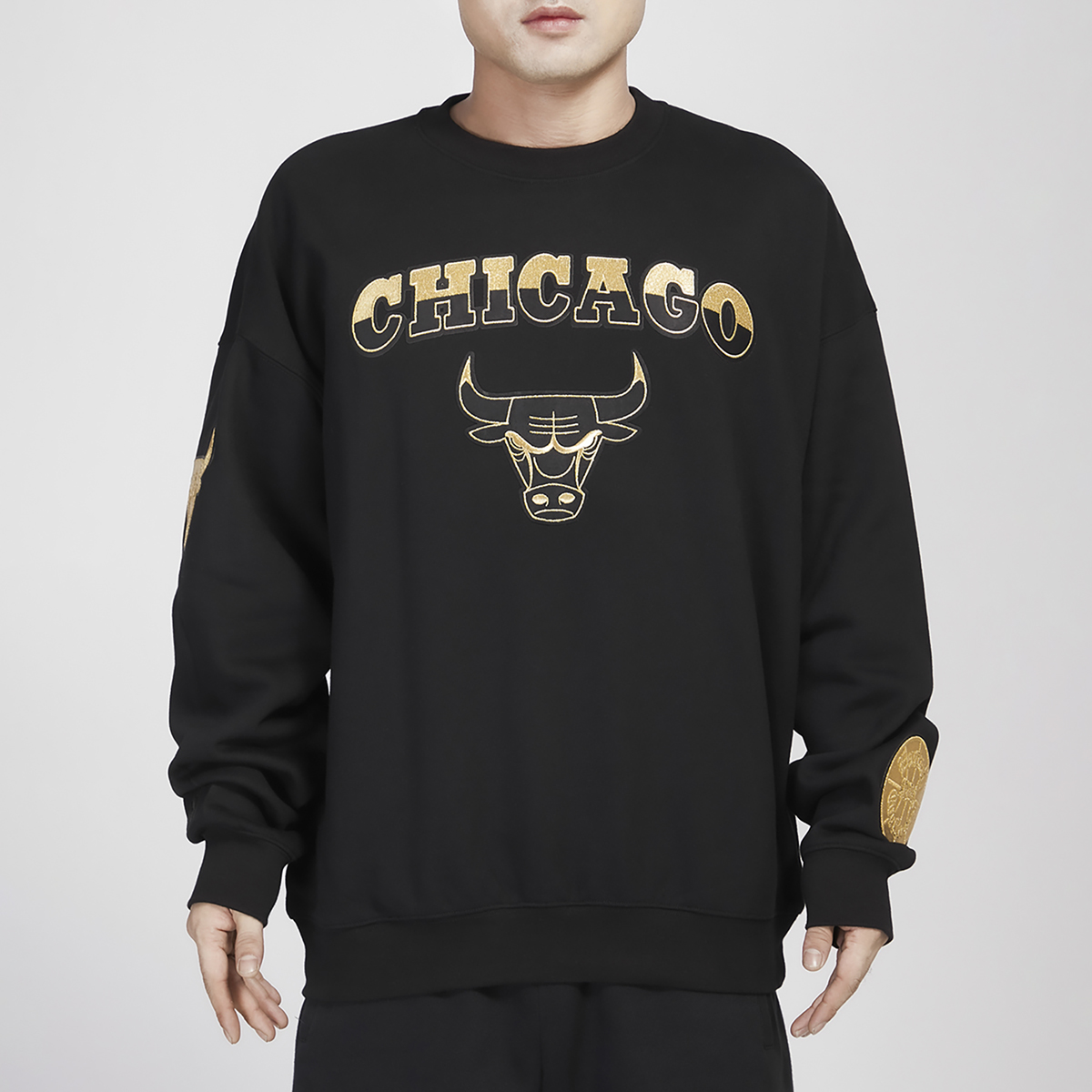 Chicago-Bulls-Pro-Standard-Black-Gold-Sweatshirt-1