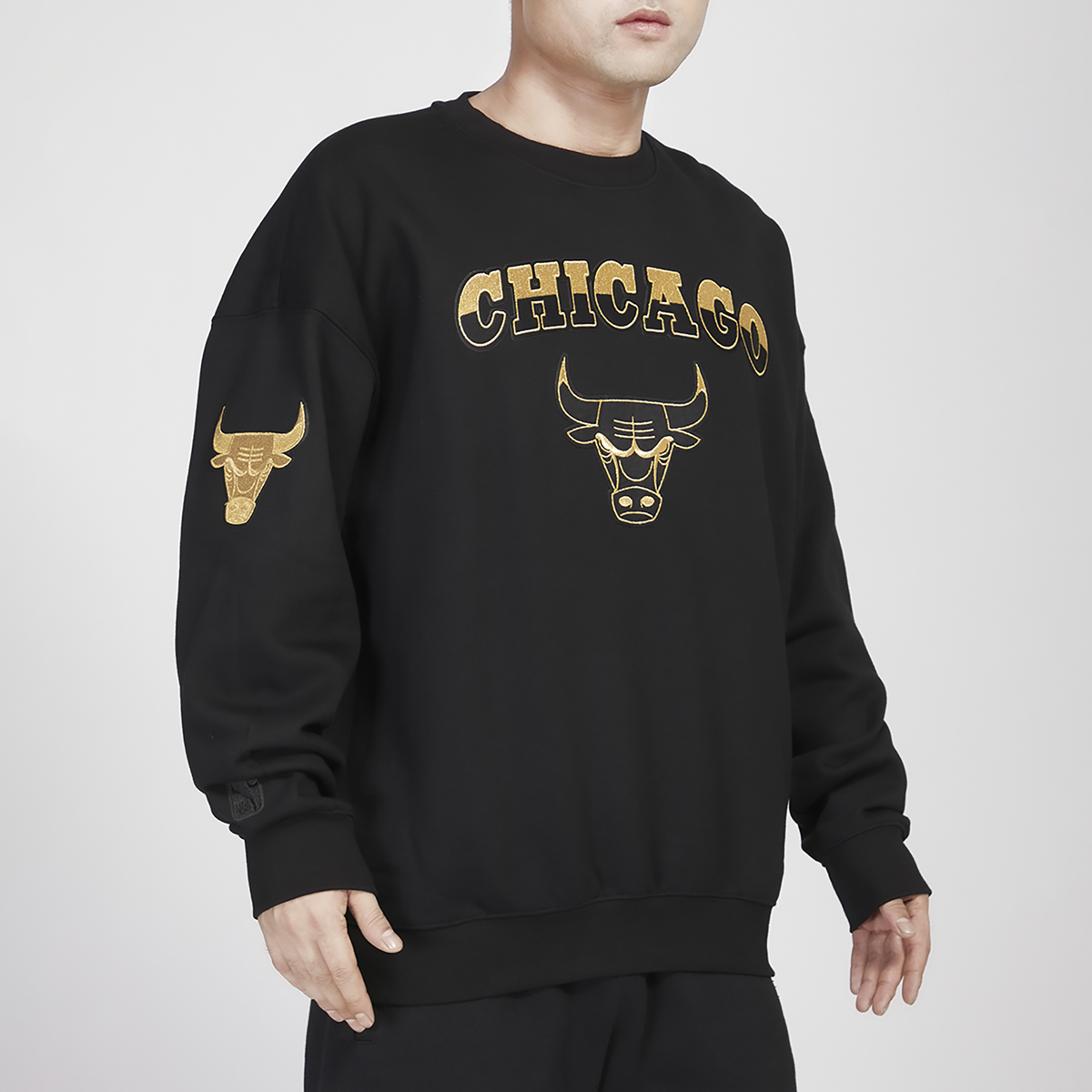 Chicago-Bulls-Pro-Standard-Black-Gold-Sweatshirt-2
