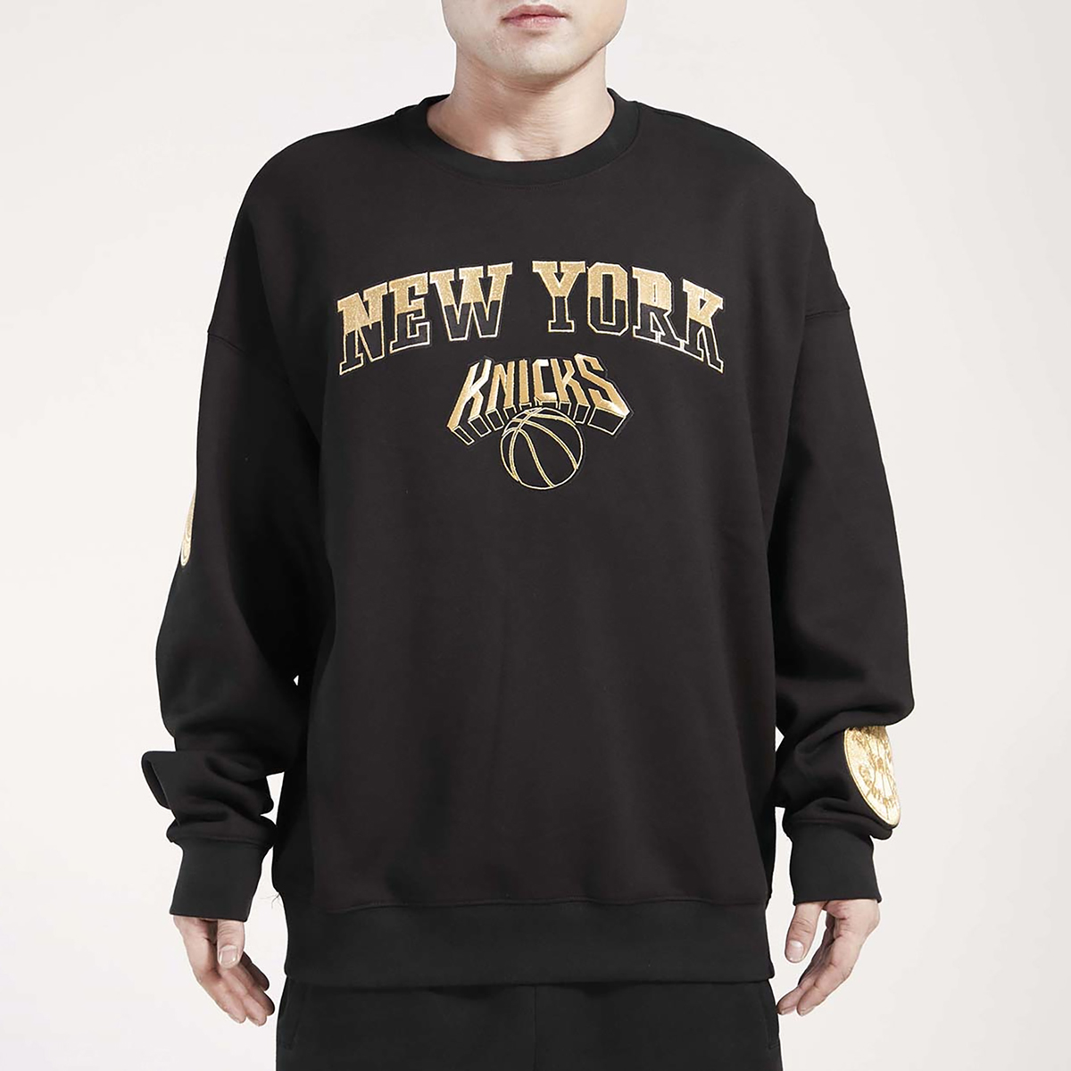 Pro-Standard-Black-Gold-New-York-Knicks-Sweatshirt