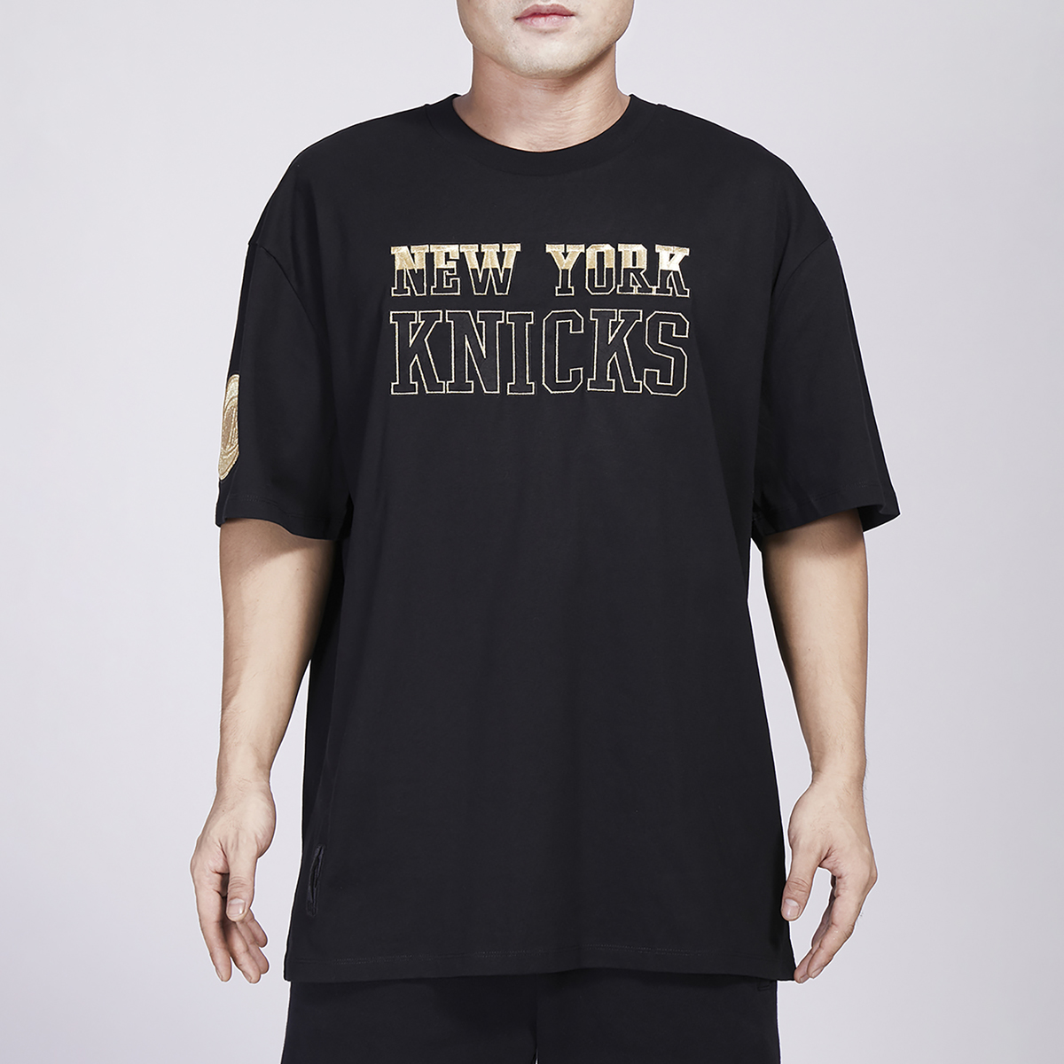 Pro-Standard-Black-Gold-New-York-Knicks-T-Shirt-1