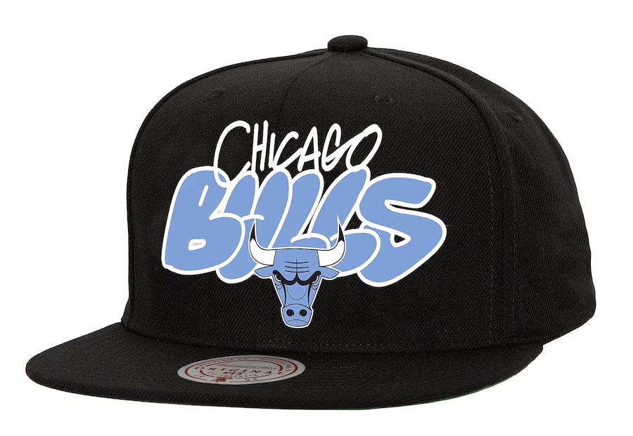 Chicaog Bulls Mitchell and Ness Snapback Hat Black Legend Blue 1