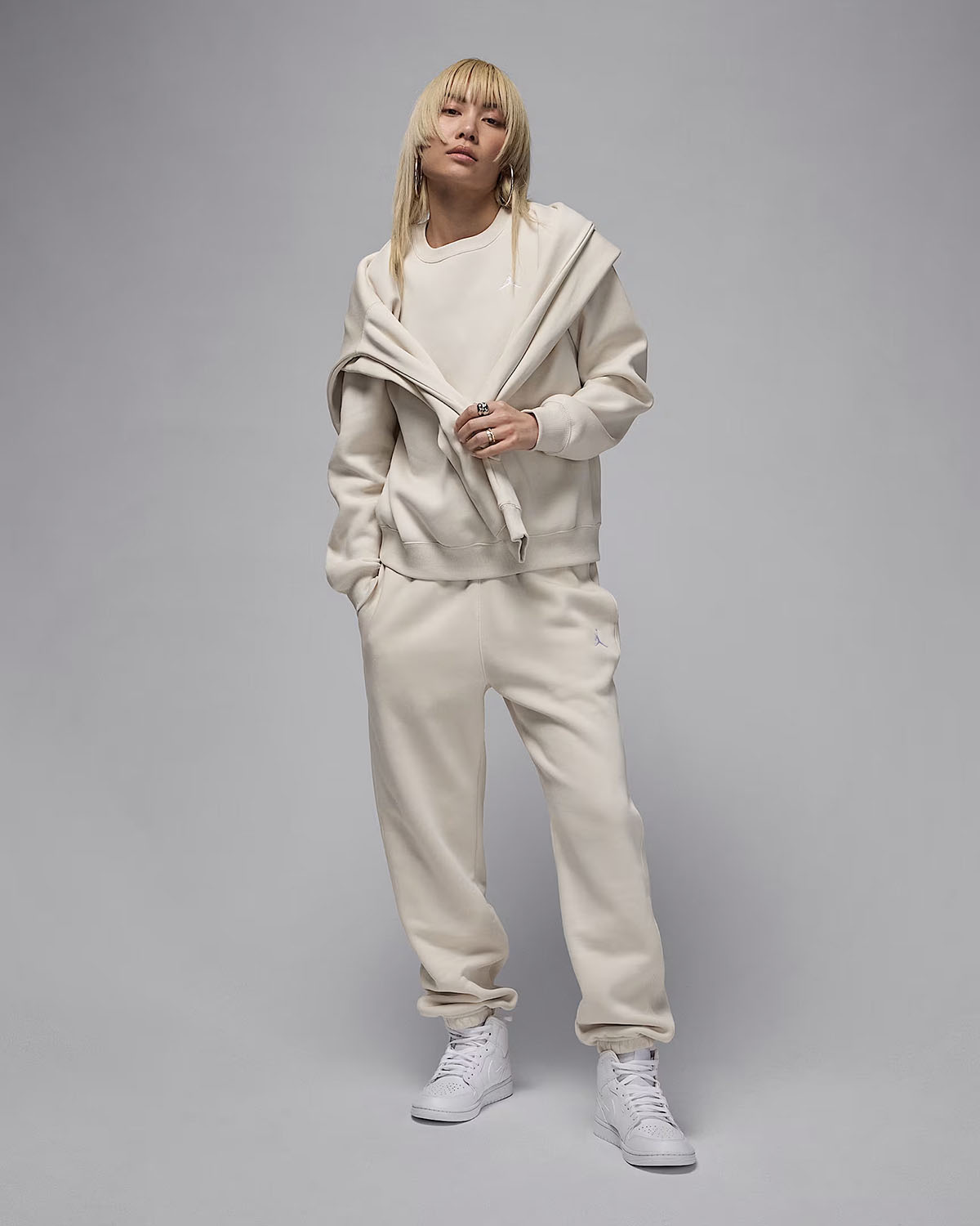 Jordan Brooklyn Fleece Womens Crew Neck Sweatshirt Light Orewood Brown Outfit