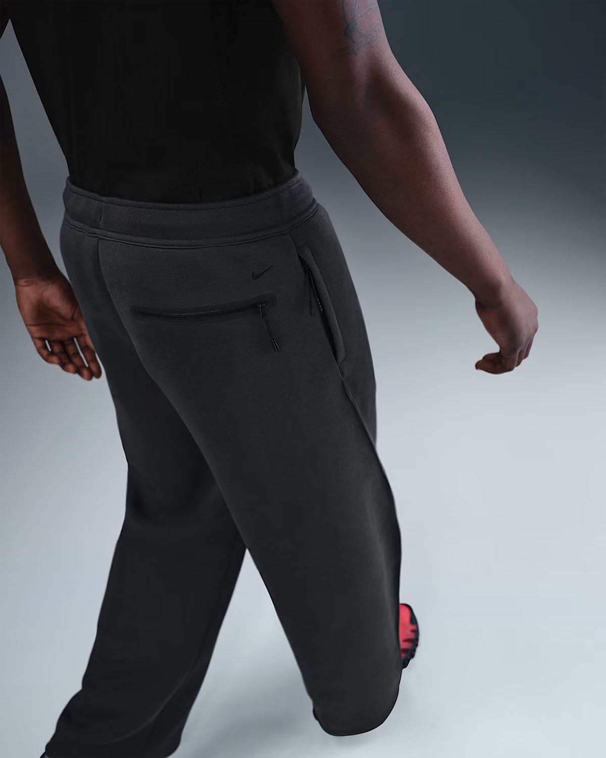 Nike-Tech-Fleece-Mens-Loose-Fit-Open-Hem-Pants-Anthracite-Black-2
