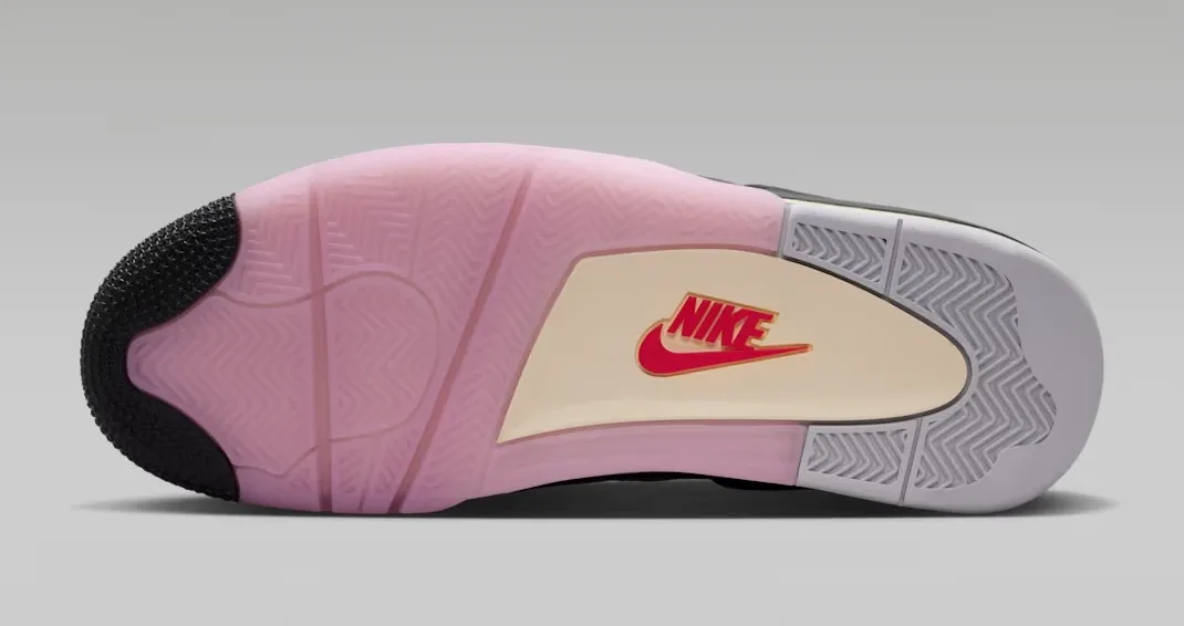 Bottom outsole of the Air Jordan 4 Comic in Off White, Anthracite and Fire Pink.