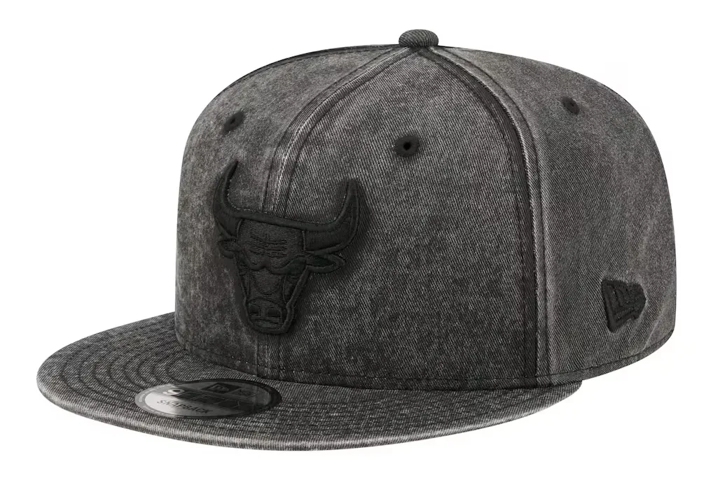 New Era Chicago Bulls Washed Tonal 9FIFTY Snapback Hat in black washed charcoal with tonal Bulls logo.