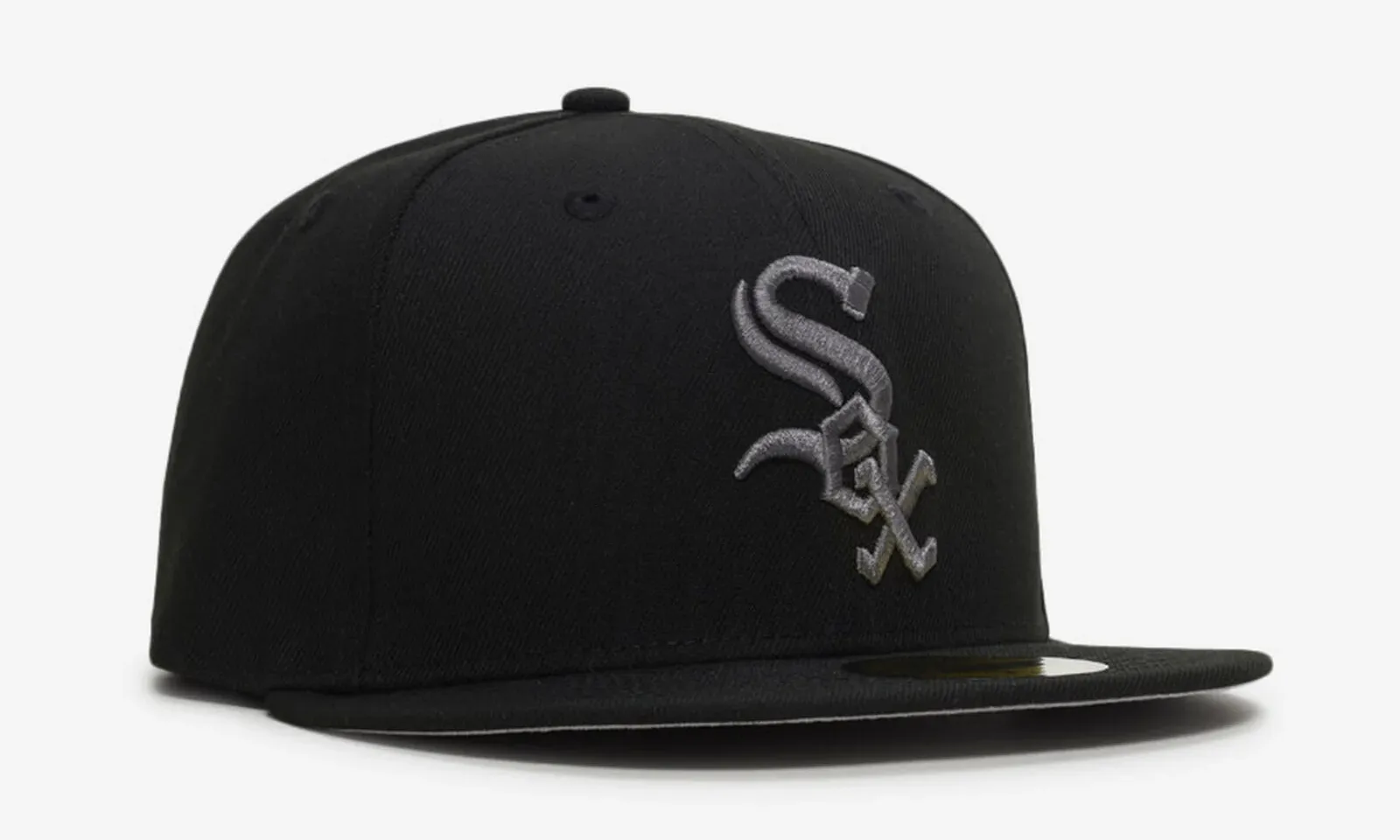 New Era Chicago White Sox Black/Graphite 59FIFTY fitted hat with graphite Sox logo.