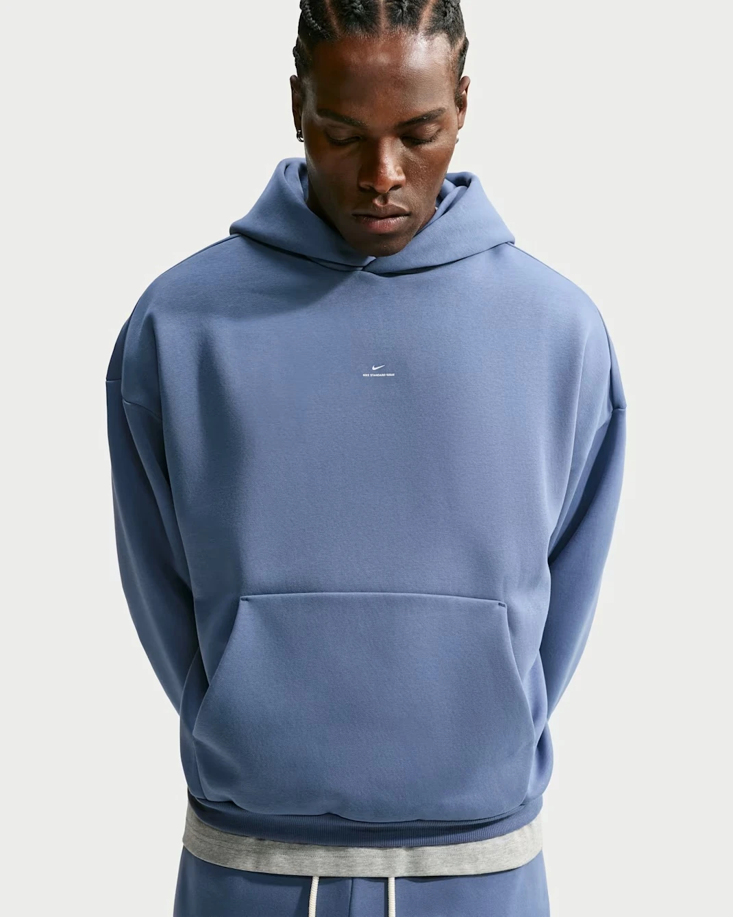 Nike Standard Issue Therma-FIT pullover basketball hoodie in Diffused Blue and Pale Ivory