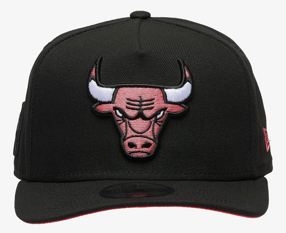 Front view of black New Era Chicago Bulls snapback with embroidered red Bulls logo and white horns, matching the Air Jordan 6 White Infrared sneakers.