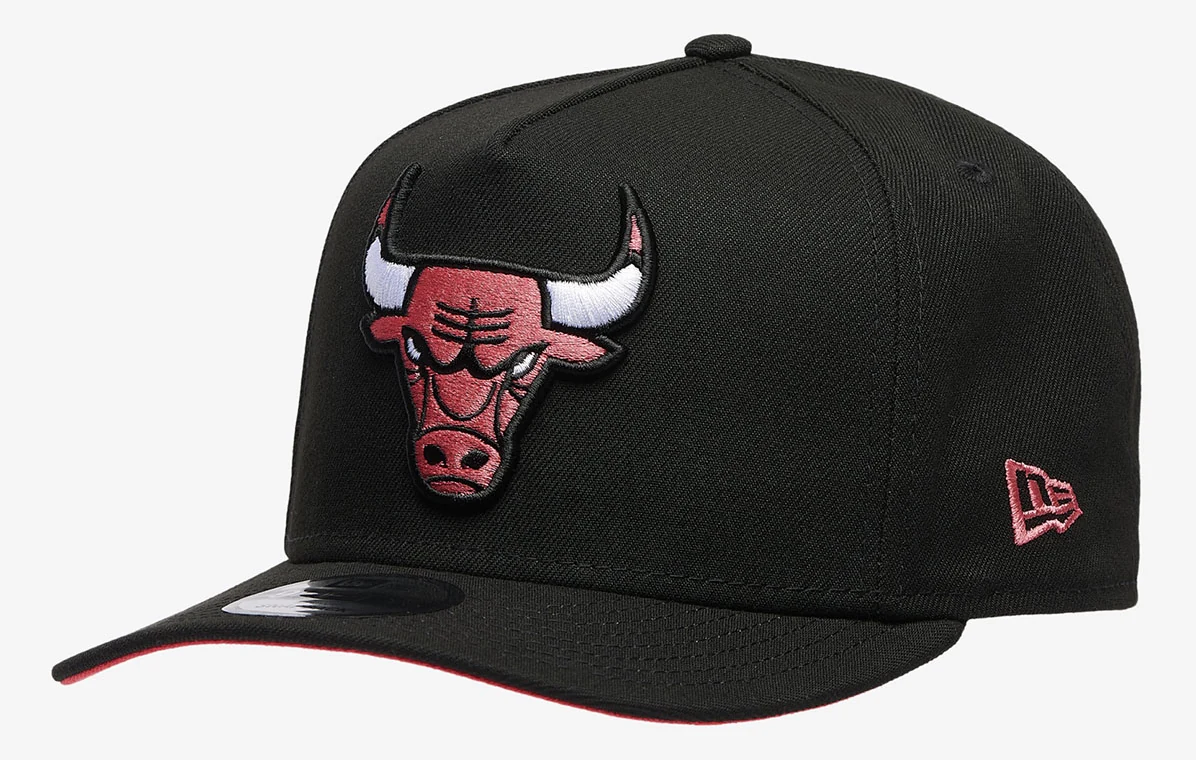 Angled view of black New Era Chicago Bulls snapback featuring embroidered red Bulls logo, white horns and red New Era side logo, matching the Air Jordan 6 White Infrared.