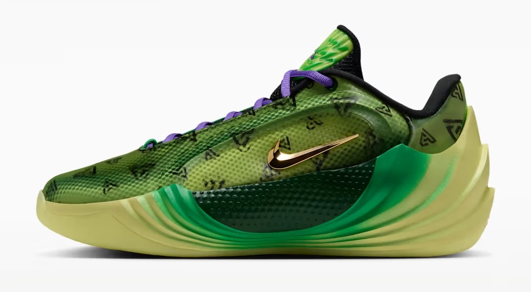 Side view of the Nike Giannis Freak 8 Trick Question basketball shoe in gorge green with purple laces and a metallic gold Swoosh.